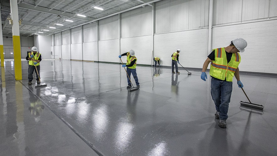 Trabajos de aplicación de recubrimiento en un piso industrial